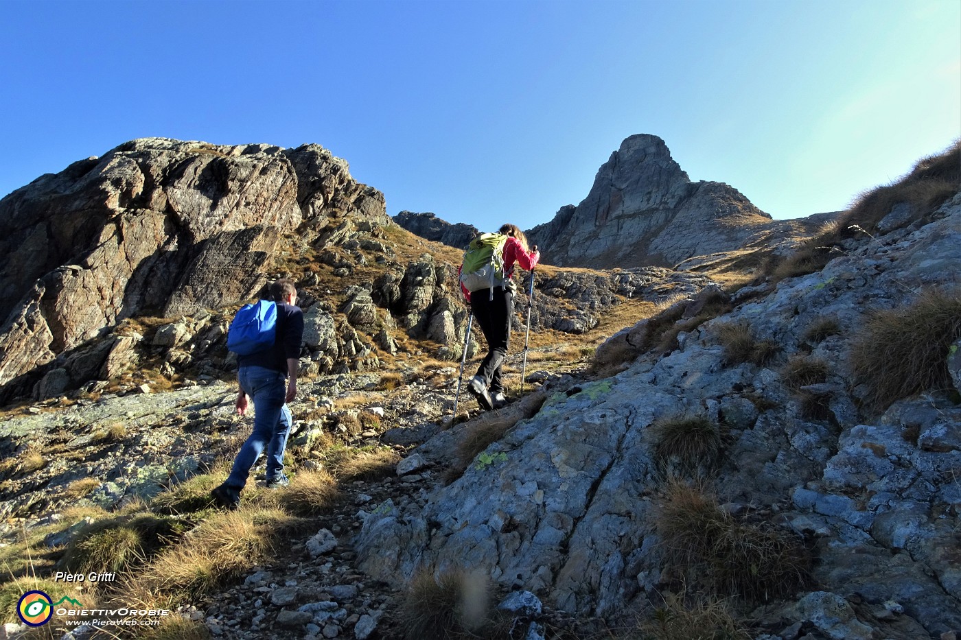 72 Ancora ripida salita con vista sul torrione del Pizzo delle Orobie...JPG -                                